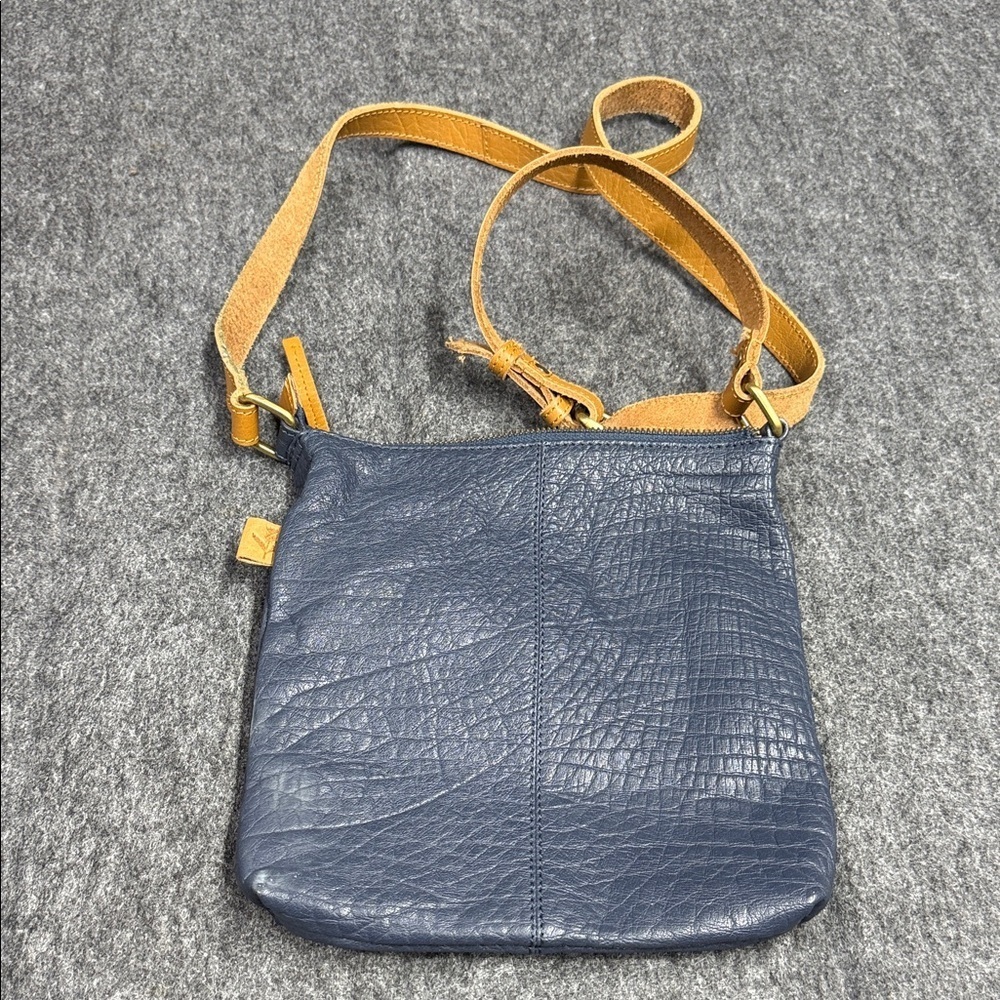Elegant Navy Leather Crossbody Bag - Picture 4 of 8